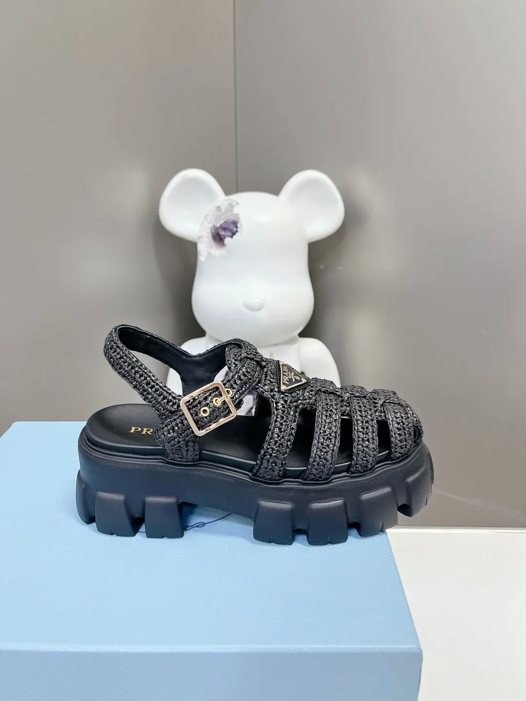 👟👟Ex-factory price 640👟👟 Straw 2023 exclusive version super hot🎊🎊🎊hot prada Prada cage shoes sawtooth Roman braided thick-soled rubber sandals retro fashionable and avant-garde gear teeth 55mm Thick-soled soles, the upper perfectly restores the original craftsmanship, and is made of purely hand-woven uppers. The cost is extremely high, making the whole pair of shoes light and comfortable, full of holiday feel, and bright colors 💐💐💐💐 to satisfy a variety of choices for fashionable people with different styles! The iconic metal triangle logo is paired with the shape of ancient beach sandals. Every design element is fashionable! Code number 35-40